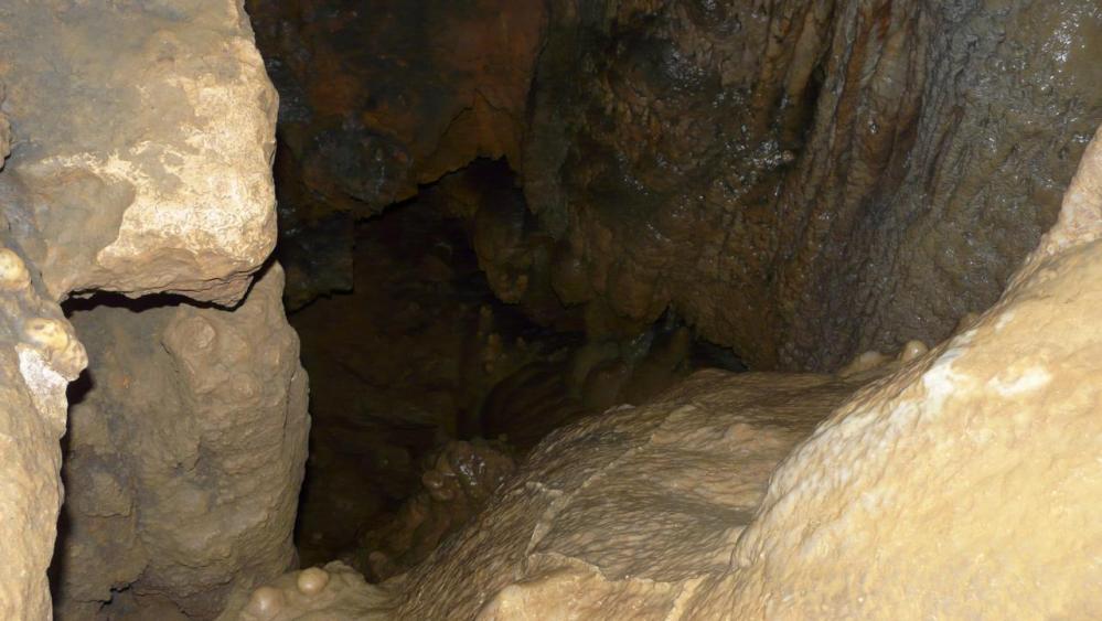 le puit de 5 mètres à la grotte de Ferrières