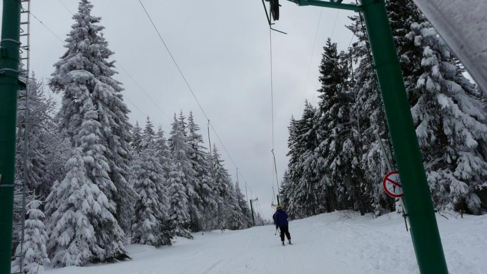 télé ski de la forêt qui mène à une belle rouge