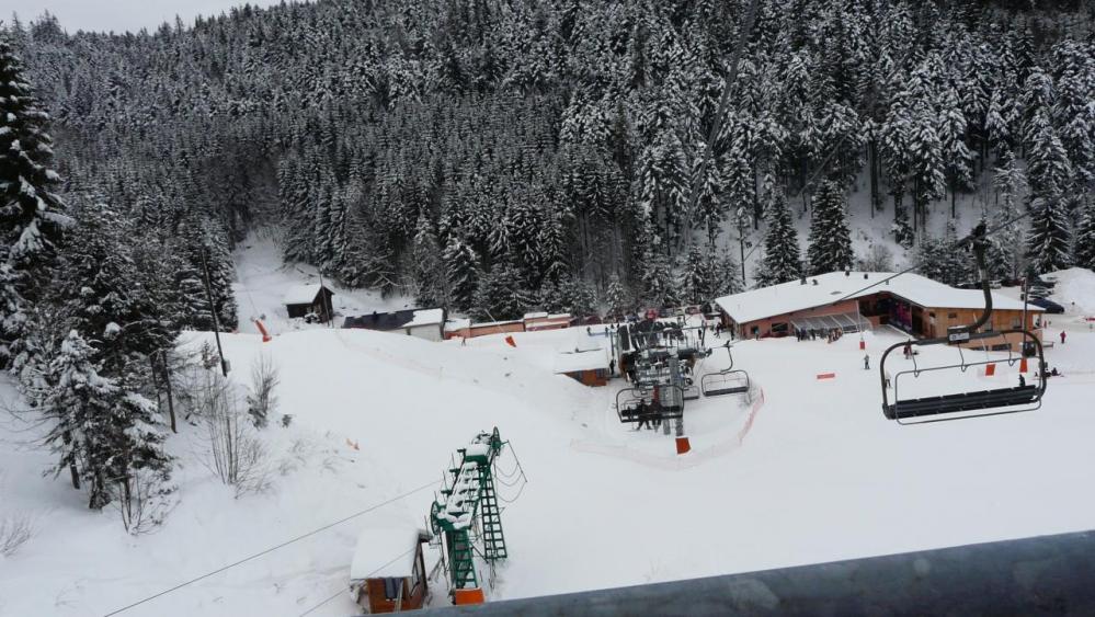 le bas de la station (restaurant-caisse-location) vu depuis le télé siège