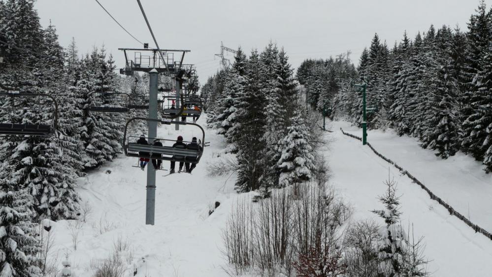 sur le telé siège, beau terrain de ski ludique en dessous