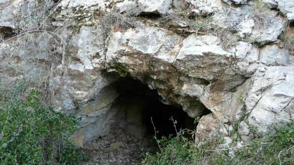 Entrée de la grotte de la Roquette