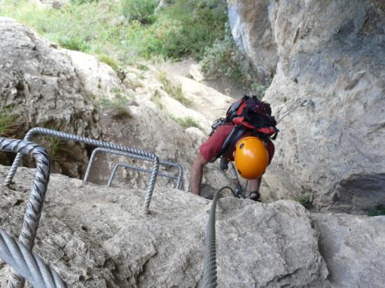 remontée au dessus de la grotte dans la via de  Poingt Ravier à valloire