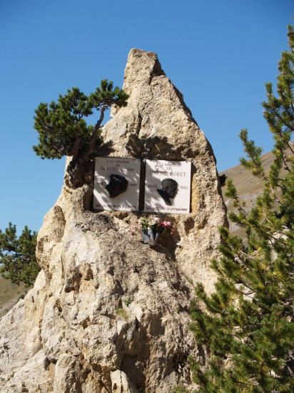 Case déserte dans le col d' Izoard - le monument dédié à Bobet et Coppi