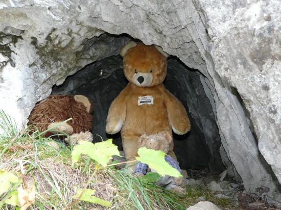 Via de Champéry-suisse-2009-la grotte aux ours...le bel humour suisse!