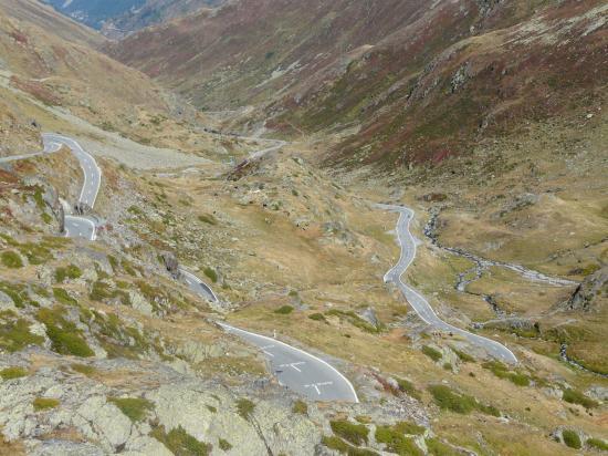 Les lacets du col du grand st Bernard