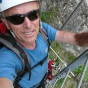 Quelle est la particularité vitale des longes de vias ferrata rattachées au baudrier ?