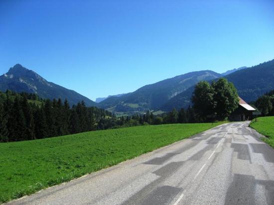 Au départ d' Aiguebelle sur la route du Grand cucheron