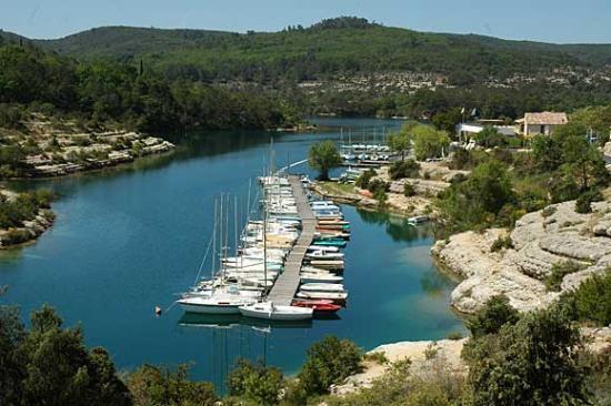 Esparron, le port (photo d'été)