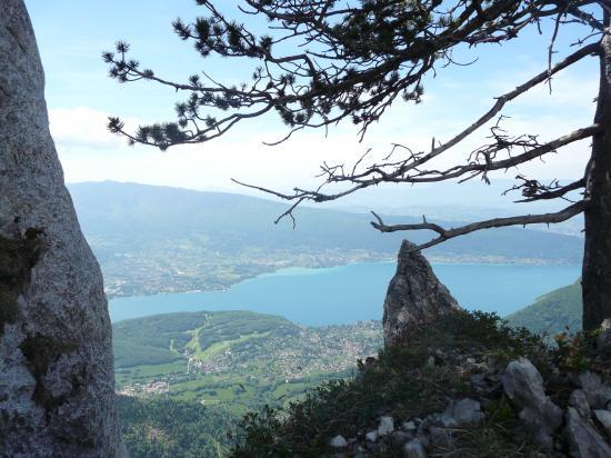 toujours une très belle vue sur le lac d' Annecy