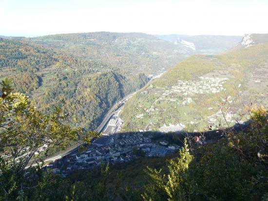 La ville de Tenay juste avant de rejoindre la descente à la via de la Guinguette