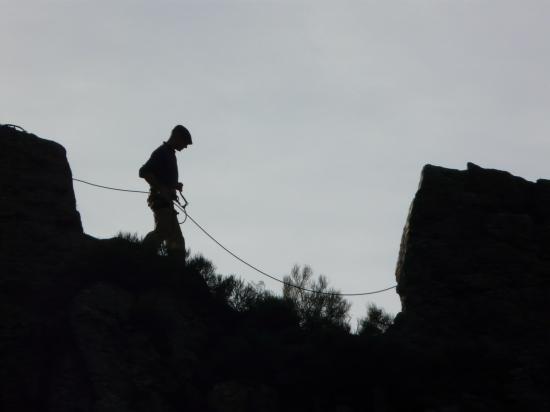 ferratiste en contre jour sur l' arête