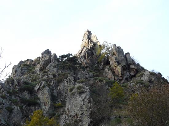 les rochers de la Miramande vus d' en bas