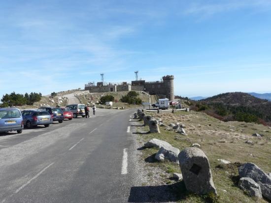 le sommet du mont Aigoual et son observatoire météo.