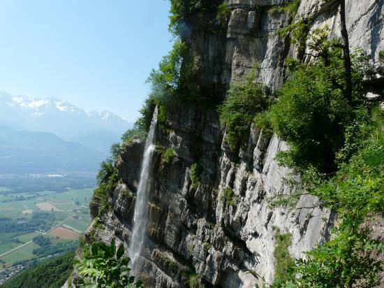 la cascade de l' Oule depuis le sentier