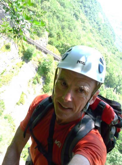 dans la via des lavandières à St Hilaire du Touvet, au fond la voir ferrée du funiculaire.