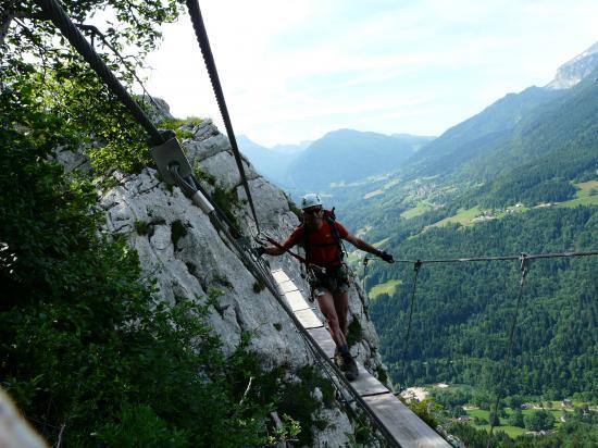 Passage de la deuxième passerelle à la roche Veyrand (chartreuse).