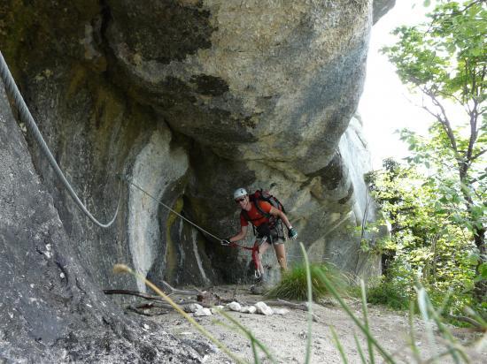 Arrivée dans une des grottes, le feu de camp est prêt !