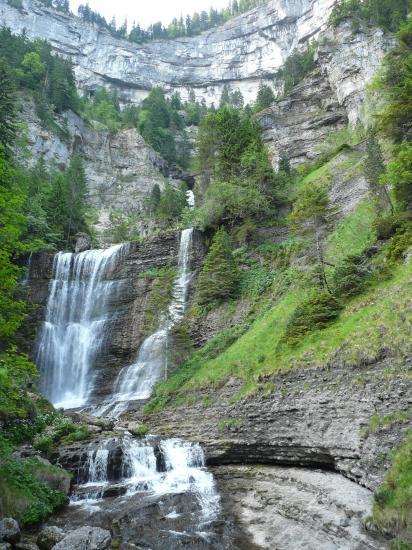 St Même, ses cascades, sa grotte