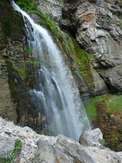 La cascade sous la grotte de st Même