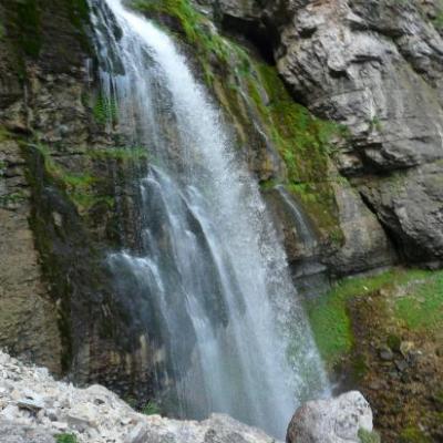 La cascade sous la grotte de st Même