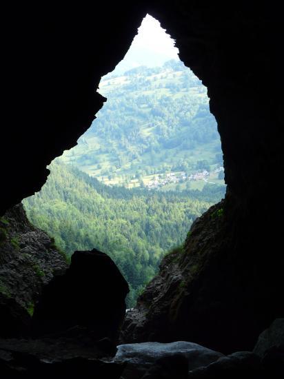 Vue sur l' extérieur de la grotte de St Même