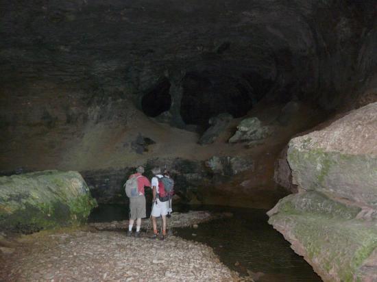 des randonneurs me rejoignent à la grotte de st Même