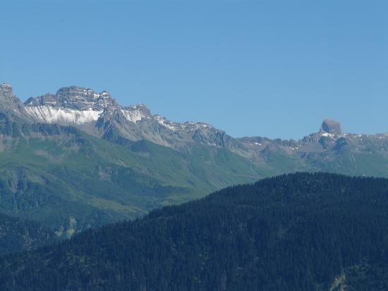Le massif du Beaufortin et sa célèbre pierra Menta (à droite) vu depuis le col des Saisies