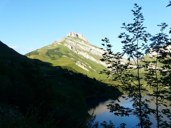le lac barrage de Roselend dominé par le roc du Vent (via ferrata).