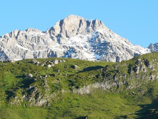 les pics rocheux au dessus du plan de la Laî dans la montée du Cormet de Roselend