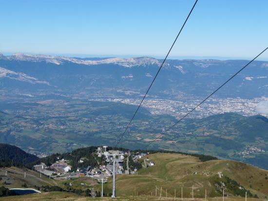 à l' approche des lacs Robert, vue sur la station et Grenoble