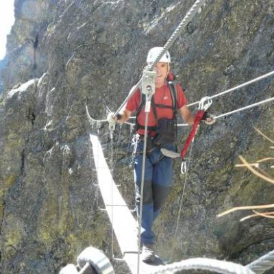 Sur la passerelle de la via ferrata des lacs Robert à Chamrousse