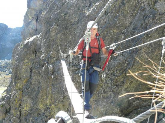 Sur la passerelle de la via ferrata des lacs Robert à Chamrousse