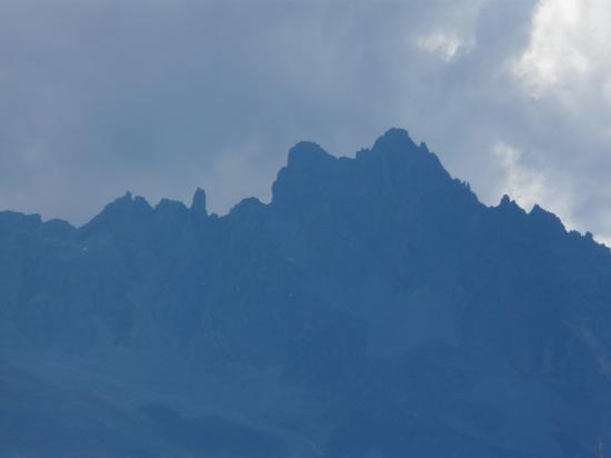 Les crêtes de la croix des Verdons dans un ciel menaçant au dessus de Courchevel