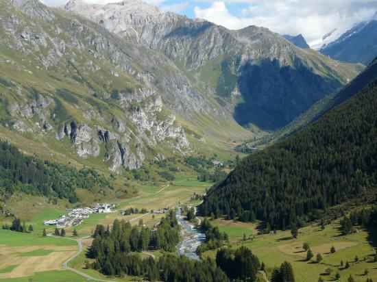 Champagny le haut vu depuis la via du plan du bouc