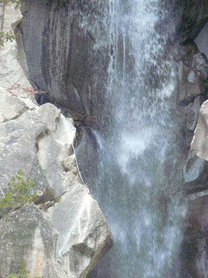 le passage sur l' arête qui longe la cascade