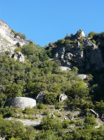 Les lacets successifs de la montée vers Montvernier contenus par des murs ouvragés !