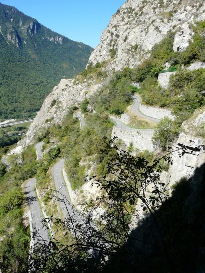 Les lacets de la route de Montvernier