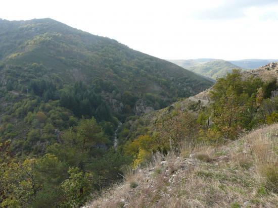 Le site de la via ferrata de Rousses à la sortie des gorges de la Jonte juste avant Rousses