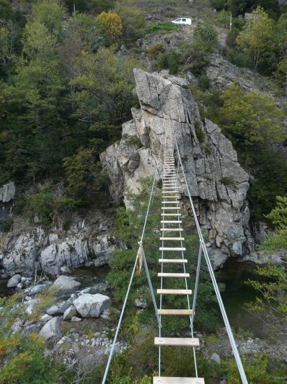 Première passerelle, en arrière plan la voiture veille !