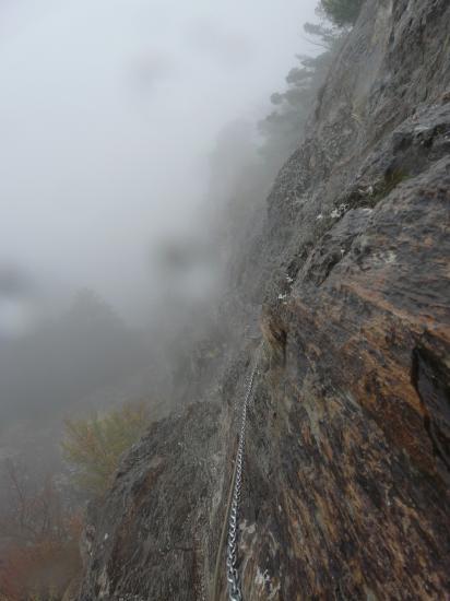 Les chaînes typiques des équipements d' Andorre >... et l' ambiance pluie !
