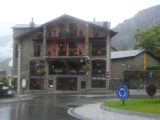 Les constructions typiques en pierre d' Andorre (Ordino)