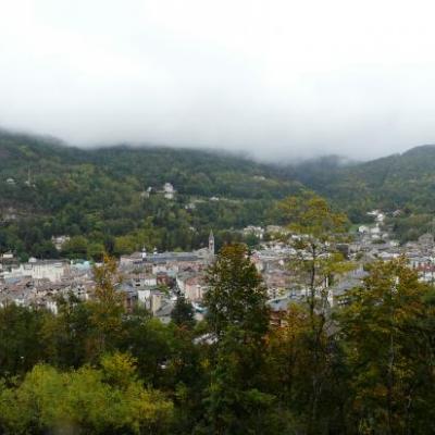 La ville d' Ax les thermes à mi descente d' AX 3 domaines.