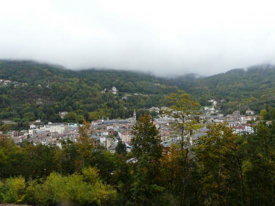 La ville d' Ax les thermes à mi descente d' AX 3 domaines.