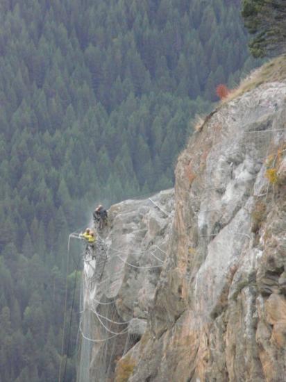 au loin, les travaux sur la via Racons