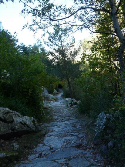 le joli chemin empierré sur le retour de la via du roc d'Esquers