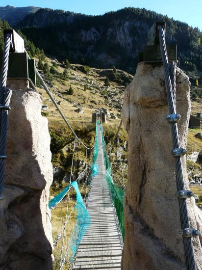 Autre point de vue de la passerelle et de la via de Cortals d' Encan