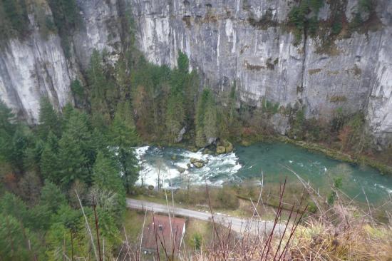 Le Doubs et les falaises Suisses