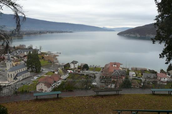 le lac d' Annecy depuis la grotte de Notre Dame du lac à Duingt