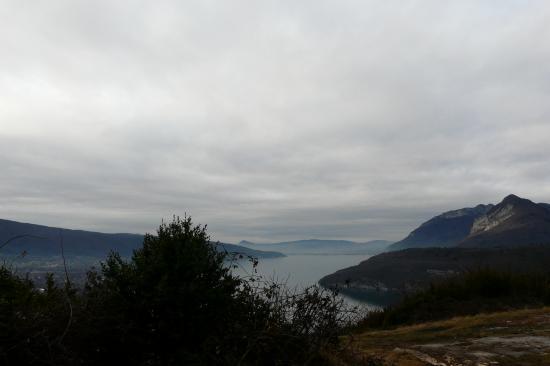 Le lac d' Annecy depuis la grotte notre dame du lac à Duingt Le lac d' Annecy depuis la grotte notre dame du lac à Duingt