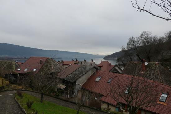 En montant au dessus du village de Duingt